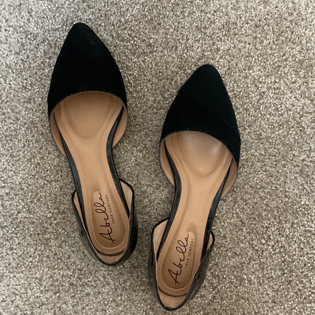 Abella Women's Black And Tan Flats
